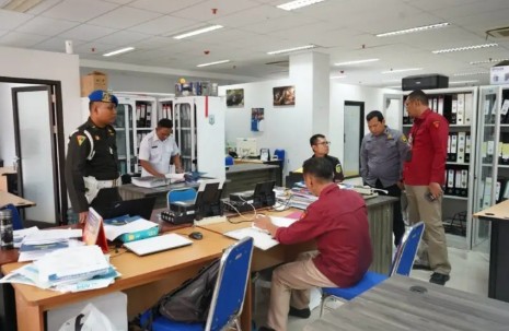 Penyidik pidana khusus Kejati Kaltara menggeledah lima lokasi terkait korupsi di sektor pertambangan. Foto: Seksi Pengumuman Kejati Kaltara