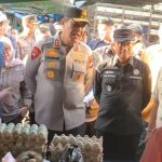 Kepala Kejaksaan Tinggi (Kajati) Sulawesi Selatan, Didik Farkhan Alisyahdi (kemeja hitam) turut serta melakukan inspeksi mendadak (sidak) harga bahan kebutuhan pokok (bapok) bersama Gubernur Sulawesi Selatan, Andi Sudirman Sulaiman, dan jajaran Forum Koordinasi Pimpinan Daerah (Forkopimda, yang berlangsung di Pasar Terong, Kota Makassar, Jumat (20/2/2026) kemarin. Foto: Kejati Sulsel