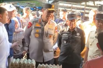 Kepala Kejaksaan Tinggi (Kajati) Sulawesi Selatan, Didik Farkhan Alisyahdi (kemeja hitam) turut serta melakukan inspeksi mendadak (sidak) harga bahan kebutuhan pokok (bapok) bersama Gubernur Sulawesi Selatan, Andi Sudirman Sulaiman, dan jajaran Forum Koordinasi Pimpinan Daerah (Forkopimda, yang berlangsung di Pasar Terong, Kota Makassar, Jumat (20/2/2026) kemarin. Foto: Kejati Sulsel