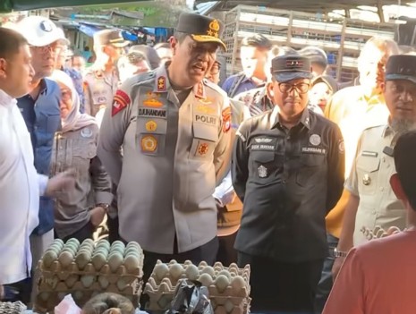 Kepala Kejaksaan Tinggi (Kajati) Sulawesi Selatan, Didik Farkhan Alisyahdi (kemeja hitam) turut serta melakukan inspeksi mendadak (sidak) harga bahan kebutuhan pokok (bapok) bersama Gubernur Sulawesi Selatan, Andi Sudirman Sulaiman, dan jajaran Forum Koordinasi Pimpinan Daerah (Forkopimda, yang berlangsung di Pasar Terong, Kota Makassar, Jumat (20/2/2026) kemarin. Foto: Kejati Sulsel