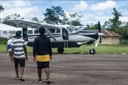 Pesawat Smart Air ditembaki saat mendarat di Bandara Korowai Batu, Kabupaten Boven Digoel. Foto: Ist