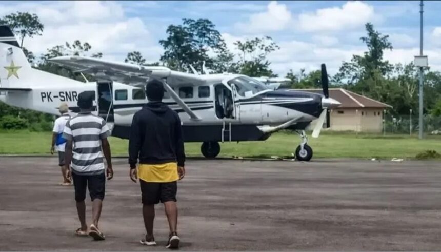 Pesawat Smart Air ditembaki saat mendarat di Bandara Korowai Batu, Kabupaten Boven Digoel. Foto: Ist