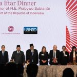 Presiden Prabowo Subianto menyaksikan penandatanganan 11 nota kesepahaman senilai USD 38,4 miliar antara pelaku usaha Indonesia dan Amerika Serikat dalam sesi roundtable Business Summit yang diselenggarakan oleh US-ASEAN Business Council (US-ABC) di Gedung U.S. Chamber of Commerce, Washington DC, AS, pada Rabu (18/2/2026). Foto: BPMI Setpres
