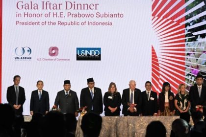 Presiden Prabowo Subianto menyaksikan penandatanganan 11 nota kesepahaman senilai USD 38,4 miliar antara pelaku usaha Indonesia dan Amerika Serikat dalam sesi roundtable Business Summit yang diselenggarakan oleh US-ASEAN Business Council (US-ABC) di Gedung U.S. Chamber of Commerce, Washington DC, AS, pada Rabu (18/2/2026). Foto: BPMI Setpres