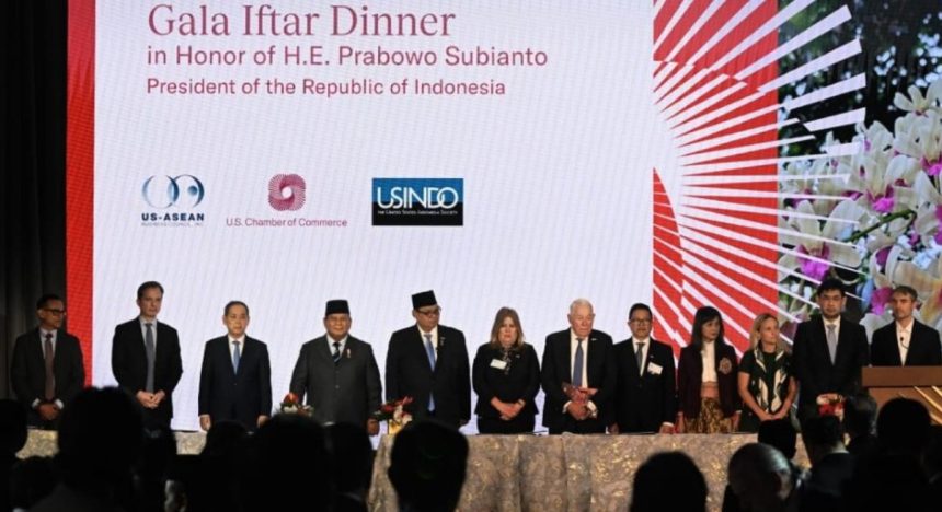 Presiden Prabowo Subianto menyaksikan penandatanganan 11 nota kesepahaman senilai USD 38,4 miliar antara pelaku usaha Indonesia dan Amerika Serikat dalam sesi roundtable Business Summit yang diselenggarakan oleh US-ASEAN Business Council (US-ABC) di Gedung U.S. Chamber of Commerce, Washington DC, AS, pada Rabu (18/2/2026). Foto: BPMI Setpres