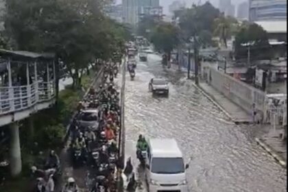 Banjir rendam ruas jalan di Jakbar. Foto: Ist