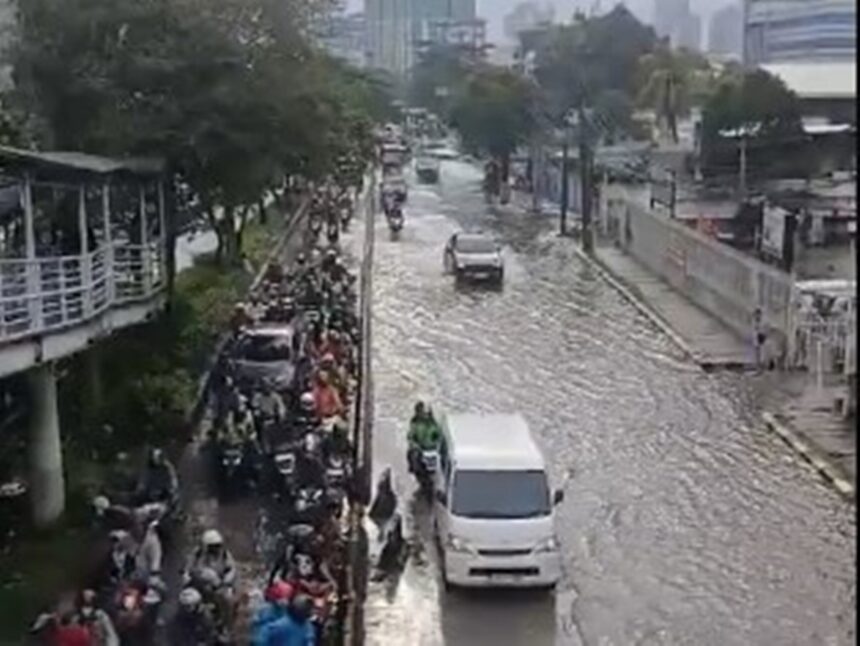 Banjir rendam ruas jalan di Jakbar. Foto: Ist