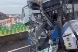 Dua unit bus Transjakarta terlibat kecelakaan di jalur layang Koridor 13 sekitar Halte Cipulir, Jakarta Selatan, Senin (23/2/2026) pagi. Foto: Instagram @info.ciledug