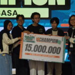 Wakil Menteri Ekonomi Kreatif RI Irene Umar Menyerahkan Hadiah secara Simbolis kepada Juara Pertama Gaerna Game Jam 3