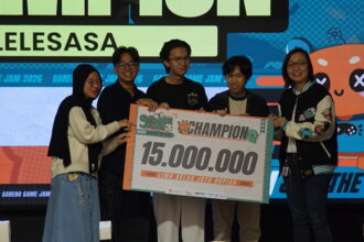Wakil Menteri Ekonomi Kreatif RI Irene Umar Menyerahkan Hadiah secara Simbolis kepada Juara Pertama Gaerna Game Jam 3