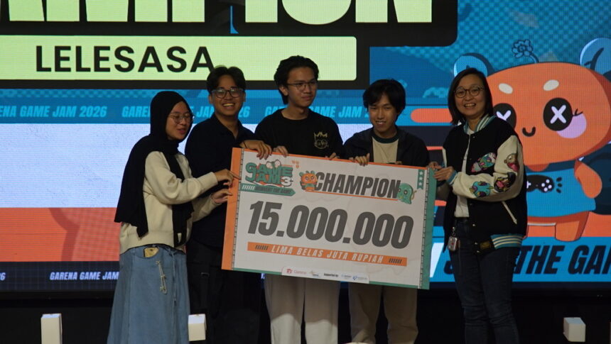Wakil Menteri Ekonomi Kreatif RI Irene Umar Menyerahkan Hadiah secara Simbolis kepada Juara Pertama Gaerna Game Jam 3