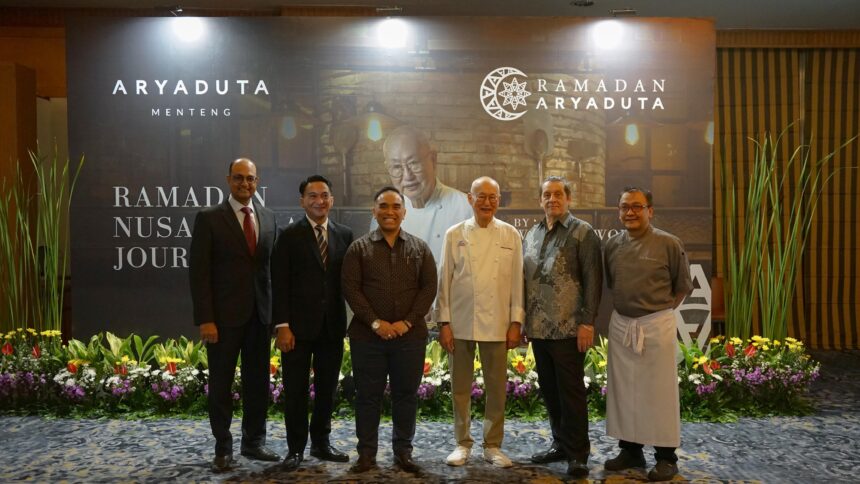 Aryaduta Menteng sajikan sederet menu iftar Ramadan dengan menggandeng salah satu maestro kuliner Indonesia paling berpengaruh, Chef William Wongso. (dok. Aryaduta Menteng).