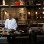 Aryaduta Menteng sajikan sederet menu iftar Ramadan dengan menggandeng salah satu maestro kuliner Indonesia paling berpengaruh, Chef William Wongso. (dok. Aryaduta Menteng).