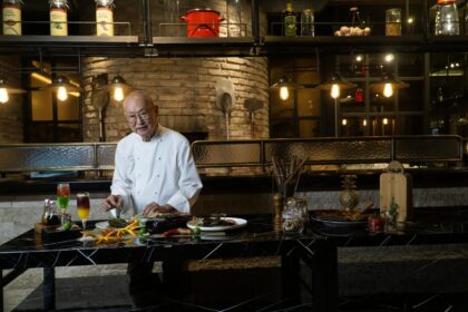 Aryaduta Menteng sajikan sederet menu iftar Ramadan dengan menggandeng salah satu maestro kuliner Indonesia paling berpengaruh, Chef William Wongso. (dok. Aryaduta Menteng).