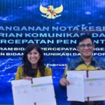 Menteri Komdigi Meutya Hafid dan Kepala BP Taskin Budiman Sudjatmiko pada acara Penandatanganan Nota Kesepahaman antara Kemkomdigi dan BP Taskin bertajuk “Sinergitas Program Bidang Percepatan Pengentasan Kemiskinan dengan Bidang Komunikasi dan Informasi. Meutya mengatakan kolaborasi lintas kementerian dan lembaga menjadi prasyarat utama dalam mempercepat pengentasan kemiskinan, terutama melalui pemanfaatan teknologi digital yang terintegrasi dalam sistem pemerintahan. Foto: Humas Kemkomdigi