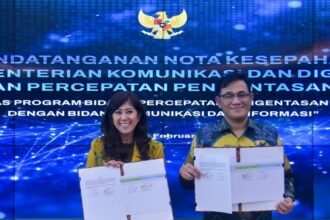 Menteri Komdigi Meutya Hafid dan Kepala BP Taskin Budiman Sudjatmiko pada acara Penandatanganan Nota Kesepahaman antara Kemkomdigi dan BP Taskin bertajuk “Sinergitas Program Bidang Percepatan Pengentasan Kemiskinan dengan Bidang Komunikasi dan Informasi. Meutya mengatakan kolaborasi lintas kementerian dan lembaga menjadi prasyarat utama dalam mempercepat pengentasan kemiskinan, terutama melalui pemanfaatan teknologi digital yang terintegrasi dalam sistem pemerintahan. Foto: Humas Kemkomdigi