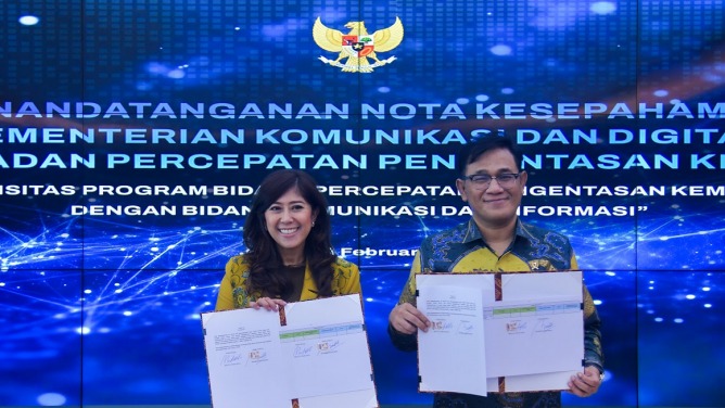 Menteri Komdigi Meutya Hafid dan Kepala BP Taskin Budiman Sudjatmiko pada acara Penandatanganan Nota Kesepahaman antara Kemkomdigi dan BP Taskin bertajuk “Sinergitas Program Bidang Percepatan Pengentasan Kemiskinan dengan Bidang Komunikasi dan Informasi. Meutya mengatakan kolaborasi lintas kementerian dan lembaga menjadi prasyarat utama dalam mempercepat pengentasan kemiskinan, terutama melalui pemanfaatan teknologi digital yang terintegrasi dalam sistem pemerintahan. Foto: Humas Kemkomdigi