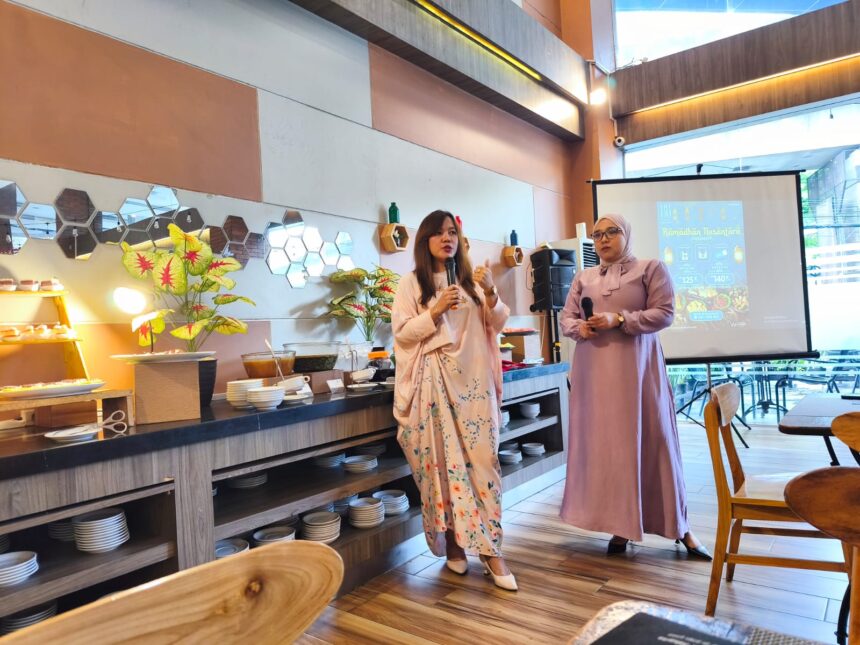 Manajer Hotel 88 Fatmawati, Yanti (kiri) didampingi Sales Manager, Elda Azwar saat sesi konferensi pers di Jakarta Kamis (5/2/2026). Foto: timur/ipol.id