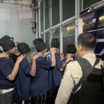 Sejumlah petugas gabungan Direktorat Jenderal Pemasyarakatan, dan aparat Polres Metro Jakarta Timur melakukan pengamanan pemindahan 220 warga binaan high risk ke Nusakambangan, Sabtu (7/2/2026). Foto: Ist