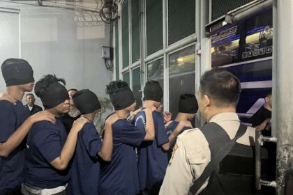 Sejumlah petugas gabungan Direktorat Jenderal Pemasyarakatan, dan aparat Polres Metro Jakarta Timur melakukan pengamanan pemindahan 220 warga binaan high risk ke Nusakambangan, Sabtu (7/2/2026). Foto: Ist