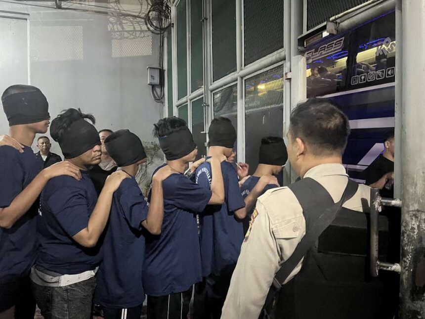 Sejumlah petugas gabungan Direktorat Jenderal Pemasyarakatan, dan aparat Polres Metro Jakarta Timur melakukan pengamanan pemindahan 220 warga binaan high risk ke Nusakambangan, Sabtu (7/2/2026). Foto: Ist