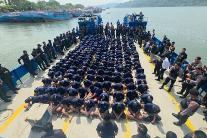 Pemindahan ratusan warga binaan high risk ke Nusakambangan, Sabtu (7/2/2026) dini hari. Foto: Ist