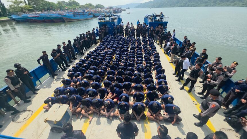 Pemindahan ratusan warga binaan high risk ke Nusakambangan, Sabtu (7/2/2026) dini hari. Foto: Ist