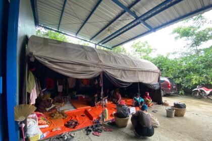 Sejumlah warga Desa Padasari terdampak fenomena pergerakan tanah mengungsi di Majlis Az Zikir wa Rotibain, Senin (9/2/2026). Foto: Ist