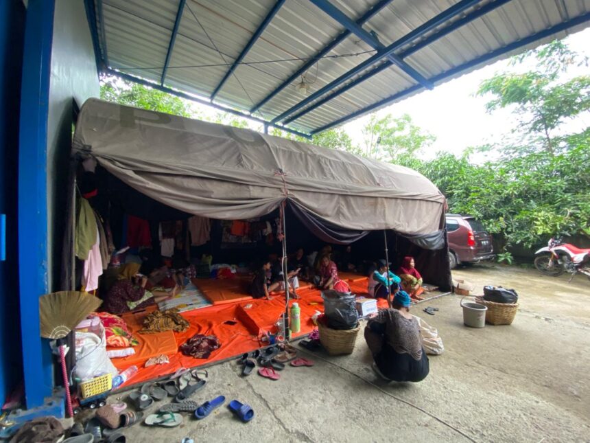 Sejumlah warga Desa Padasari terdampak fenomena pergerakan tanah mengungsi di Majlis Az Zikir wa Rotibain, Senin (9/2/2026). Foto: Ist
