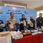 Kasat ResNarkoba Polres Metro Jakarta Selatan, AKBP Prasetyo Nugroho didampingi Kasi Humas Polres Metro Jakarta Selatan, AKBP Murodih, dan jajaran SatNarkoba dalam pengungkapan kasus produksi ganja di Perumahan Scandi House 9 Kav 11E, Srengseng Sawah, Jagakarsa, Rabu (11/2/2026). Foto: Joesvicar Iqbal/ipol.id
