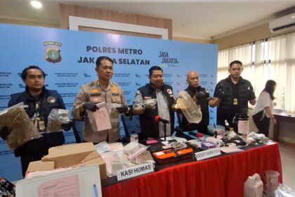 Kasat ResNarkoba Polres Metro Jakarta Selatan, AKBP Prasetyo Nugroho didampingi Kasi Humas Polres Metro Jakarta Selatan, AKBP Murodih, dan jajaran SatNarkoba dalam pengungkapan kasus produksi ganja di Perumahan Scandi House 9 Kav 11E, Srengseng Sawah, Jagakarsa, Rabu (11/2/2026). Foto: Joesvicar Iqbal/ipol.id