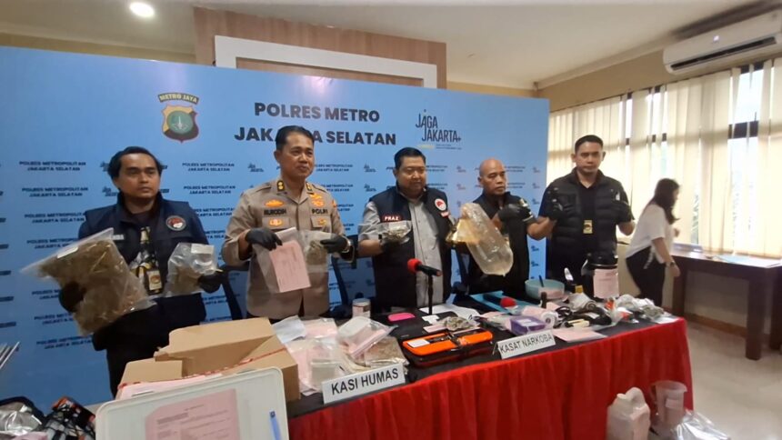 Kasat ResNarkoba Polres Metro Jakarta Selatan, AKBP Prasetyo Nugroho didampingi Kasi Humas Polres Metro Jakarta Selatan, AKBP Murodih, dan jajaran SatNarkoba dalam pengungkapan kasus produksi ganja di Perumahan Scandi House 9 Kav 11E, Srengseng Sawah, Jagakarsa, Rabu (11/2/2026). Foto: Joesvicar Iqbal/ipol.id