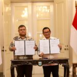 Kepala BPKP, Muhammad Yusuf Ateh bersama Gubernur DKI Jakarta, Pramono Anung dalam penandatanganan nota kesepakatan tentang sinergitas pelaksanaan tugas dan fungsi pengawasan di lingkungan Pemprov DKI Jakarta di Balairung, Balai Kota DKI Jakarta, Rabu (11/2/2026). Foto: Ist