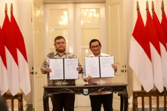 Kepala BPKP, Muhammad Yusuf Ateh bersama Gubernur DKI Jakarta, Pramono Anung dalam penandatanganan nota kesepakatan tentang sinergitas pelaksanaan tugas dan fungsi pengawasan di lingkungan Pemprov DKI Jakarta di Balairung, Balai Kota DKI Jakarta, Rabu (11/2/2026). Foto: Ist