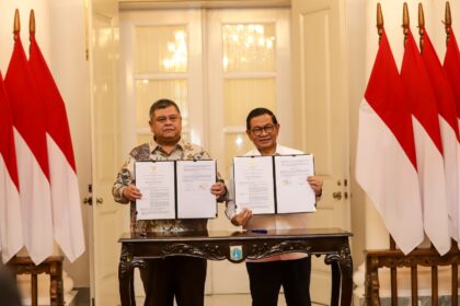 Kepala BPKP, Muhammad Yusuf Ateh bersama Gubernur DKI Jakarta, Pramono Anung dalam penandatanganan nota kesepakatan tentang sinergitas pelaksanaan tugas dan fungsi pengawasan di lingkungan Pemprov DKI Jakarta di Balairung, Balai Kota DKI Jakarta, Rabu (11/2/2026). Foto: Ist