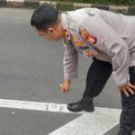 Kapolsek Makasar, Kompol Sumardi saat mengecek lokasi kejadian hilangnya mata kucing Underpass Cawang, Kecamatan Makasar, Jakarta Timur, yang dicuri, Rabu (11/2/2026). Foto: Ist