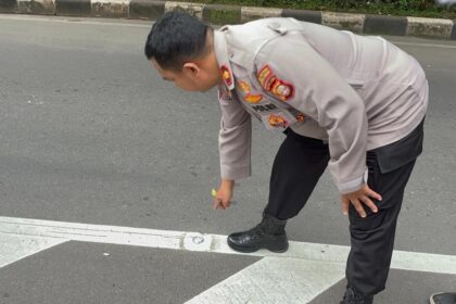 Kapolsek Makasar, Kompol Sumardi saat mengecek lokasi kejadian hilangnya mata kucing Underpass Cawang, Kecamatan Makasar, Jakarta Timur, yang dicuri, Rabu (11/2/2026). Foto: Ist