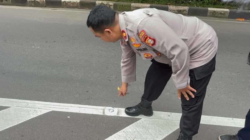 Kapolsek Makasar, Kompol Sumardi saat mengecek lokasi kejadian hilangnya mata kucing Underpass Cawang, Kecamatan Makasar, Jakarta Timur, yang dicuri, Rabu (11/2/2026). Foto: Ist