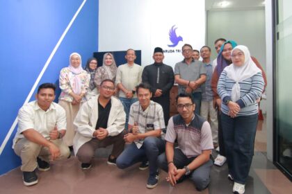 Ust Badruddin saat memberi tausyiah untuk segenap karyawan Garuda Tri eka dan awak ipol.id. Foto: Alidrian Fahwi / ipol.id