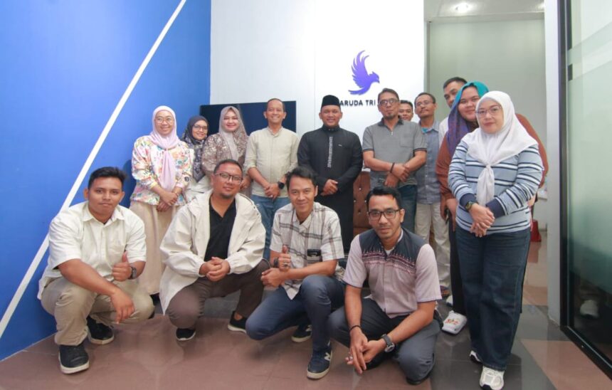 Ust Badruddin saat memberi tausyiah untuk segenap karyawan Garuda Tri eka dan awak ipol.id. Foto: Alidrian Fahwi / ipol.id
