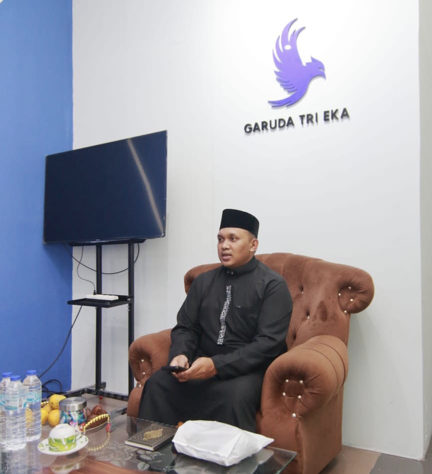 Berilmu dan Ikhlas, Tausyiah Ramadan Ust Badruddin untuk Garuda Tri Eka dan Ipol.id 2 Ust. Dr. Badruddin, S.Pd.I, M.Pd Foto: Alidrian Fahwi / ipol.id