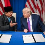 Presiden Prabowo Subianto dan Presiden Amerika Serikat Donald Trump menandatangani perjanjian perdagangan bersejarah di Washington, D.C., Amerika Serikat, Kamis (19/2/2026). Foto: White House)