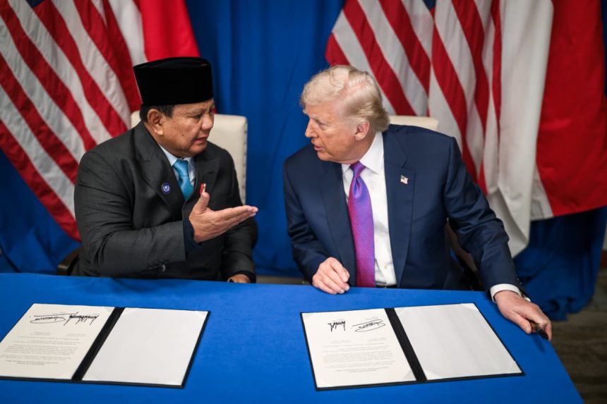 Presiden Prabowo Subianto dan Presiden Amerika Serikat Donald Trump menandatangani perjanjian perdagangan bersejarah di Washington, D.C., Amerika Serikat, Kamis (19/2/2026). Foto: White House)