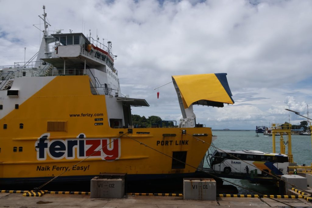 PT ASDP Indonesia Ferry (Persero) memastikan perjalanan penyeberangan berlangsung lebih terjangkau, tertib, dan nyaman melalui kebijakan stimulus diskon tarif serta penerapan skema single tarif. (istimewa/dok. ASDP).