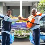 PT ASDP Indonesia Ferry (Persero) serahkan 750 unit life jacket serta bersinergi dengan PT Jasaraharja Putera hadirkan shuttle bus listrik yang akan dioperasikan di kawasan pelabuhan, Senin (23/02/2026). (dok. ASDP).