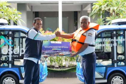 PT ASDP Indonesia Ferry (Persero) serahkan 750 unit life jacket serta bersinergi dengan PT Jasaraharja Putera hadirkan shuttle bus listrik yang akan dioperasikan di kawasan pelabuhan, Senin (23/02/2026). (dok. ASDP).