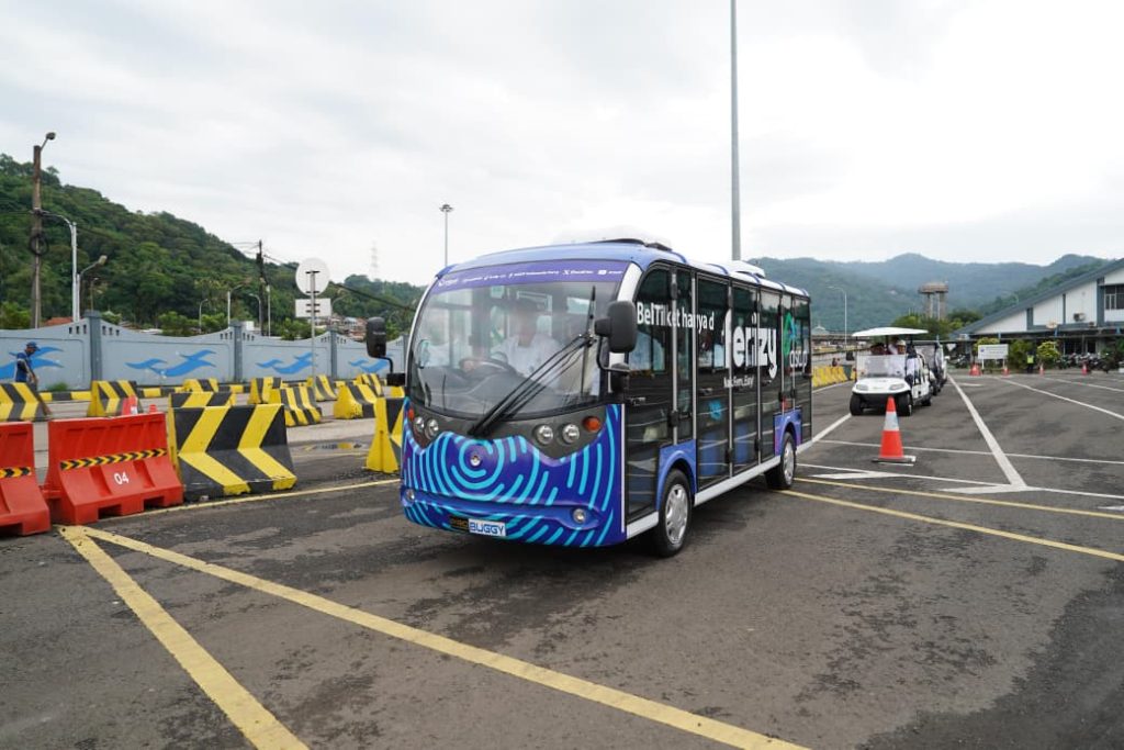 PT ASDP Indonesia Ferry (Persero) serahkan 750 unit life jacket serta bersinergi dengan PT Jasaraharja Putera hadirkan shuttle bus listrik yang akan dioperasikan di kawasan pelabuhan, Senin (23/02/2026). (dok. ASDP).