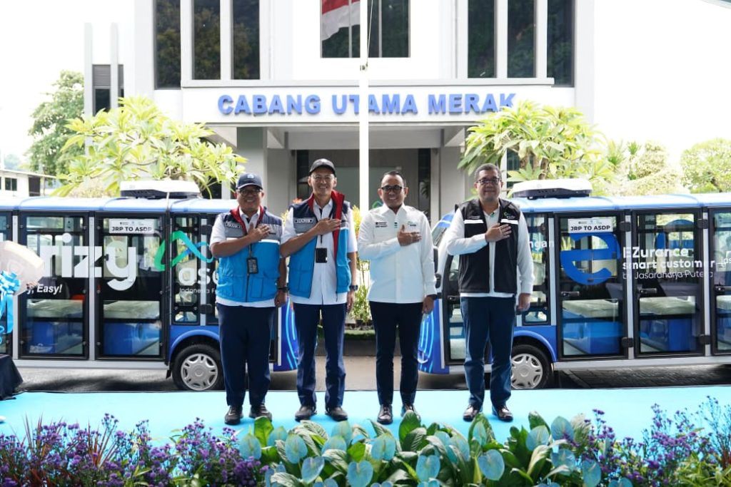 PT ASDP Indonesia Ferry (Persero) serahkan 750 unit life jacket serta bersinergi dengan PT Jasaraharja Putera hadirkan shuttle bus listrik yang akan dioperasikan di kawasan pelabuhan, Senin (23/02/2026). (dok. ASDP).