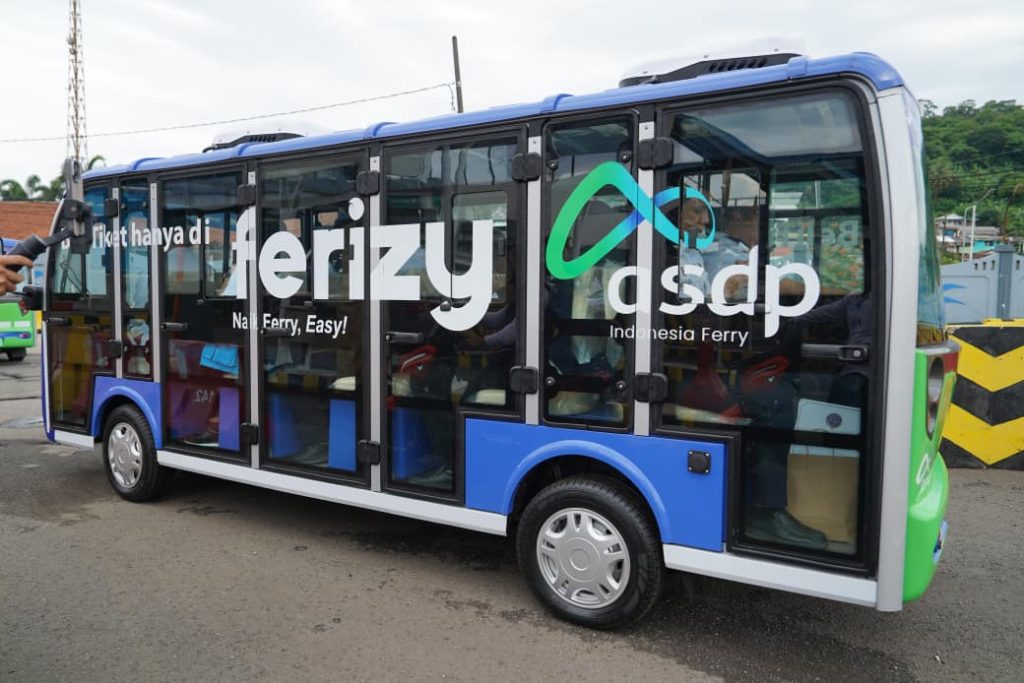 Sambut Angkutan Lebaran, ASDP Perkuat Keselamatan dan Layanan Berkelanjutan di Pelabuhan Merak 2 PT ASDP Indonesia Ferry (Persero) serahkan 750 unit life jacket serta bersinergi dengan PT Jasaraharja Putera hadirkan shuttle bus listrik yang akan dioperasikan di kawasan pelabuhan, Senin (23/02/2026). (dok. ASDP).