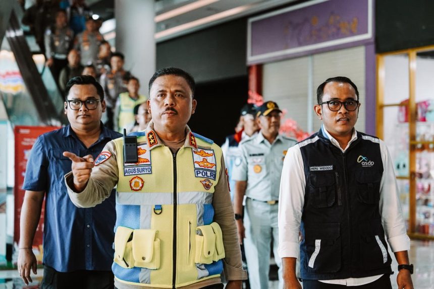 Kepala Korps Lalu Lintas (Kakorlantas) Polri, Irjen Pol Agus Suryo Nugroho melakukan kunjungan kerja meninjau kesiapan jalur dan pelabuhan di wilayah Lampung dan Banten pada Kamis (26/2/2026). (istimewa/dok. ASDP).
